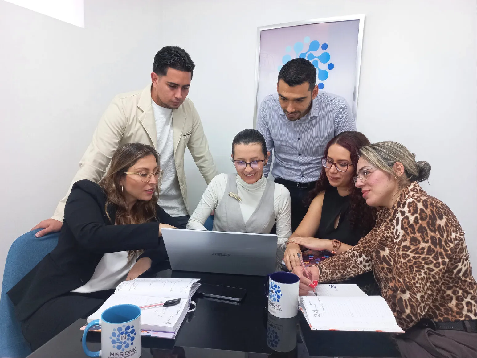 Equipo de In Missione trabajando en la oficina
